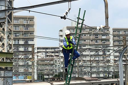 電車線検査の様子